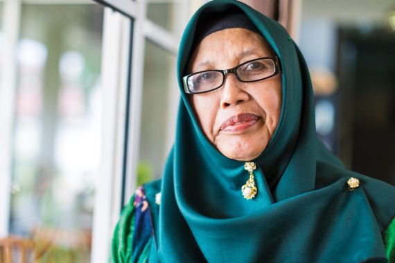 woman wearing green hijab